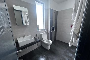 Ipoh klebang pine park renovated double storey house for rent