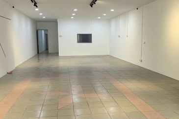 Ipoh pasir puteh facing main road super long ground floor shoplot for rent