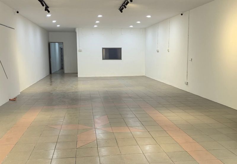 Ipoh pasir puteh facing main road super long ground floor shoplot for rent
