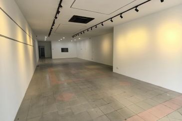 Ipoh pasir puteh facing main road super long ground floor shoplot for rent