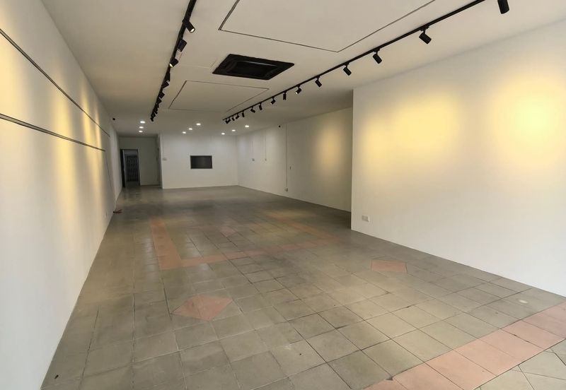 Ipoh pasir puteh facing main road super long ground floor shoplot for rent