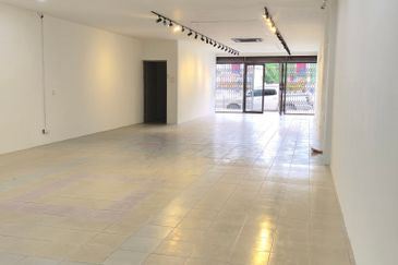 Ipoh pasir puteh facing main road super long ground floor shoplot for rent