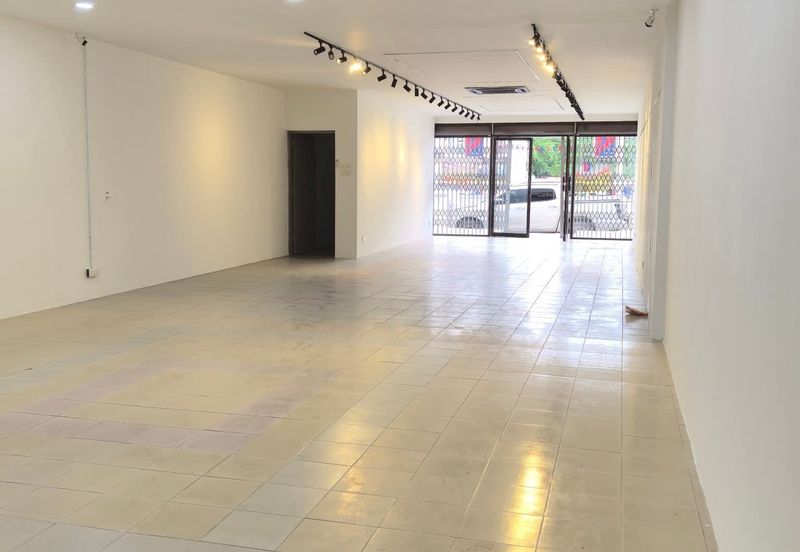 Ipoh pasir puteh facing main road super long ground floor shoplot for rent