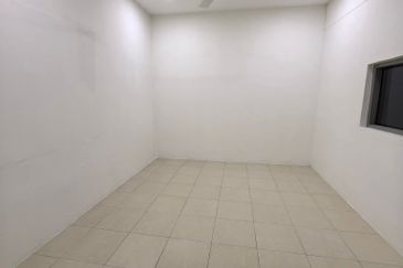 Ipoh pasir puteh facing main road super long ground floor shoplot for rent