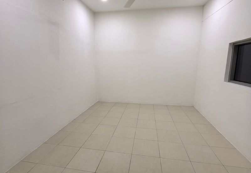 Ipoh pasir puteh facing main road super long ground floor shoplot for rent
