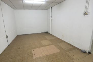 Ipoh pasir puteh facing main road super long ground floor shoplot for rent