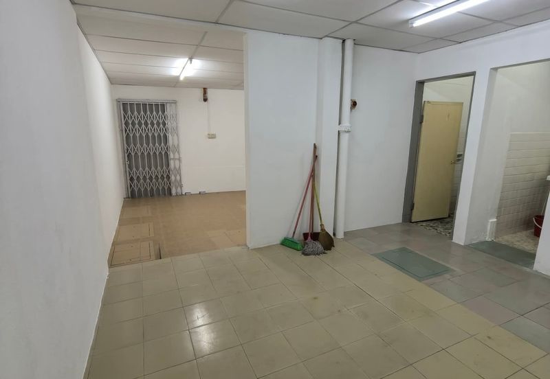 Ipoh pasir puteh facing main road super long ground floor shoplot for rent