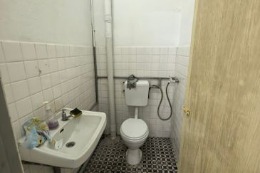 Ipoh pasir puteh facing main road super long ground floor shoplot for rent