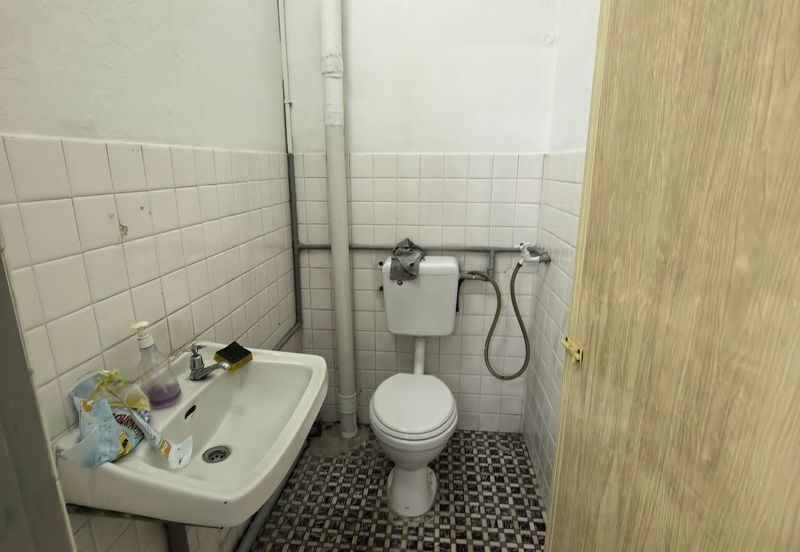 Ipoh pasir puteh facing main road super long ground floor shoplot for rent