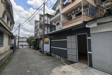 Ipoh pasir puteh facing main road super long ground floor shoplot for rent