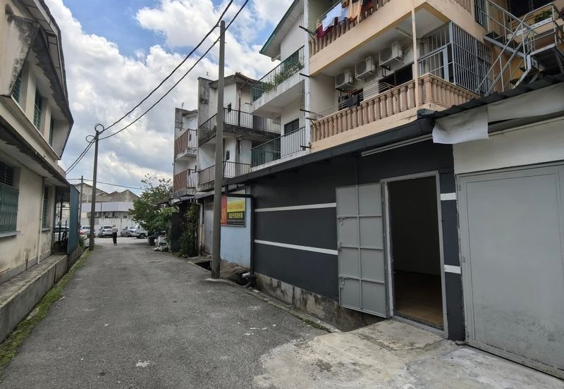 Ipoh pasir puteh facing main road super long ground floor shoplot for rent