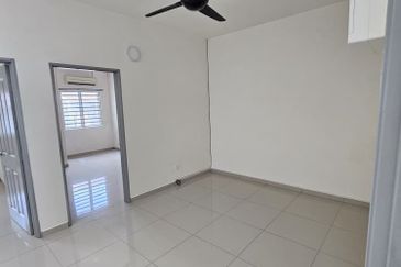 Ipoh klebang strand park partial furnished double sty house for rent