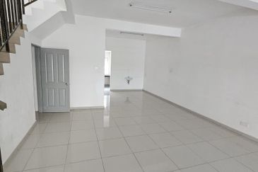 Ipoh klebang strand park partial furnished double sty house for rent