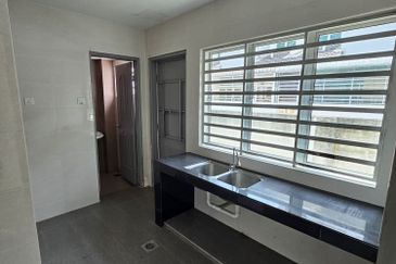 Ipoh klebang strand park partial furnished double sty house for rent