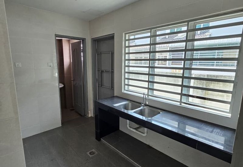 Ipoh klebang strand park partial furnished double sty house for rent