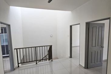 Ipoh klebang strand park partial furnished double sty house for rent