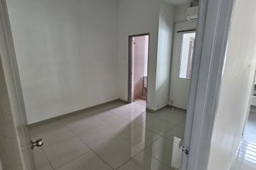 Ipoh klebang strand park partial furnished double sty house for rent