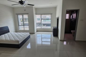 Ipoh klebang strand park partial furnished double sty house for rent