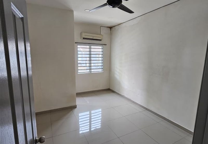 Ipoh klebang strand park partial furnished double sty house for rent