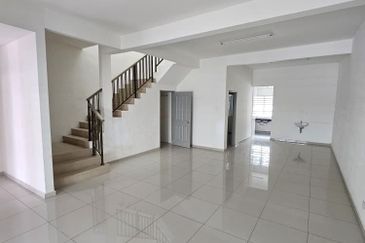 Ipoh klebang strand park partial furnished double sty house for rent