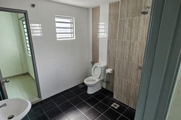 Ipoh klebang strand park partial furnished double sty house for rent