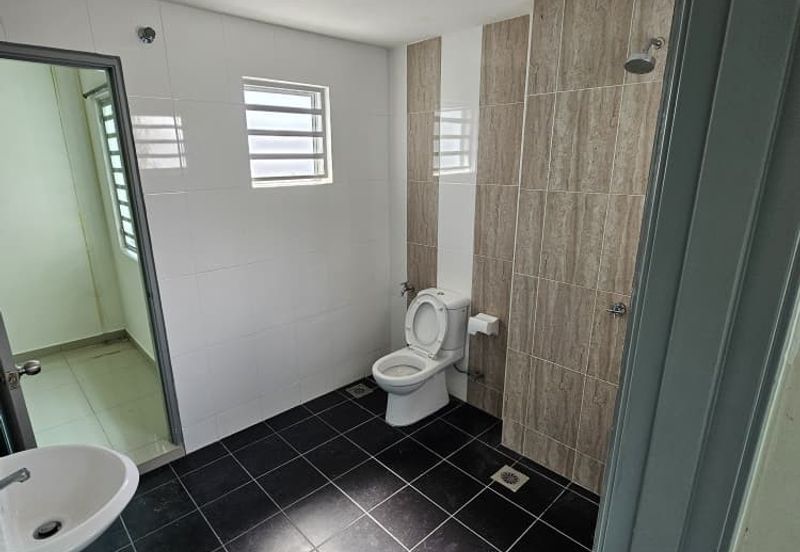 Ipoh klebang strand park partial furnished double sty house for rent