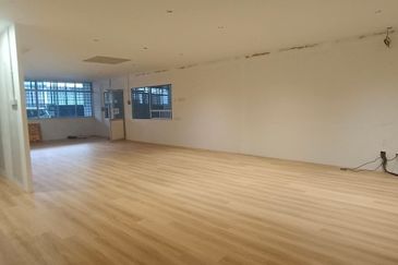 Ipoh menglembu timur fully covered 1.5 storey semi-d factory for sale