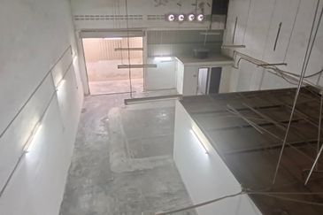 Ipoh menglembu timur fully covered 1.5 storey semi-d factory for sale