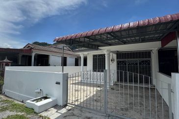 Ipoh gunung rapat facing field renovated 1sty inter corner house for rent