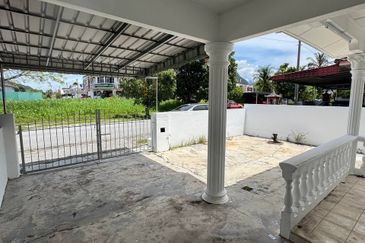 Ipoh gunung rapat facing field renovated 1sty inter corner house for rent