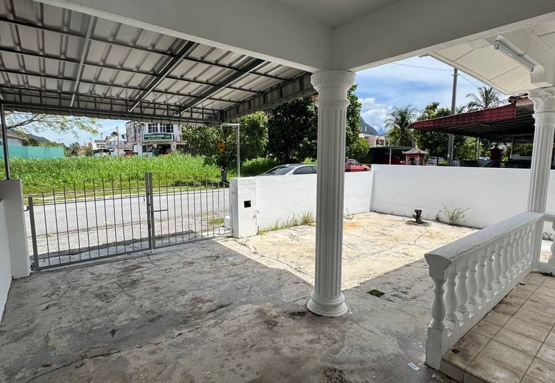 Ipoh gunung rapat facing field renovated 1sty inter corner house for rent