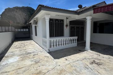 Ipoh gunung rapat facing field renovated 1sty inter corner house for rent