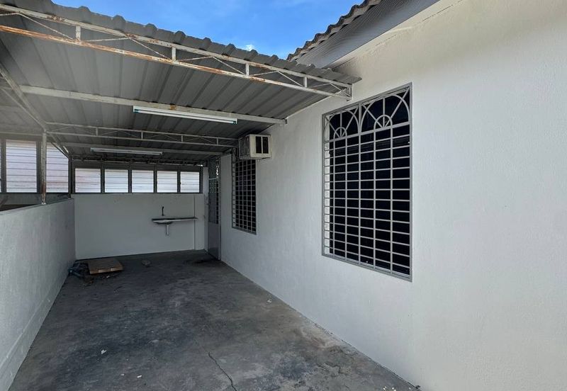 Ipoh gunung rapat facing field renovated 1sty inter corner house for rent