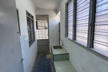 Ipoh gunung rapat facing field renovated 1sty inter corner house for rent