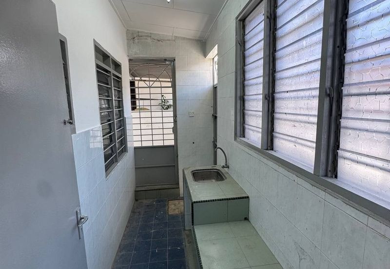 Ipoh gunung rapat facing field renovated 1sty inter corner house for rent