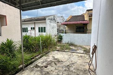 Ipoh garden south partial furnished single storey semi-d house for rent