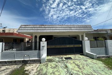 Ipoh garden south partial furnished single storey semi-d house for rent