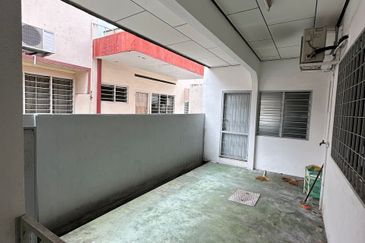 Ipoh garden south partial furnished single storey semi-d house for rent