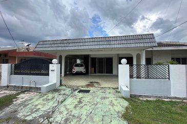 Ipoh garden south partial furnished single storey semi-d house for rent