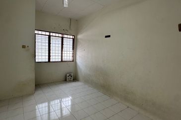 Ipoh garden south partial furnished single storey semi-d house for rent