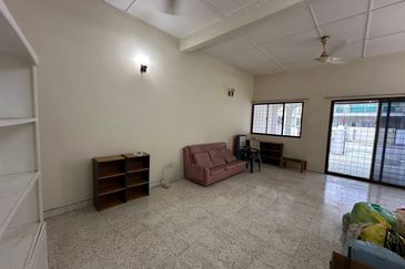 Ipoh garden south partial furnished single storey semi-d house for rent