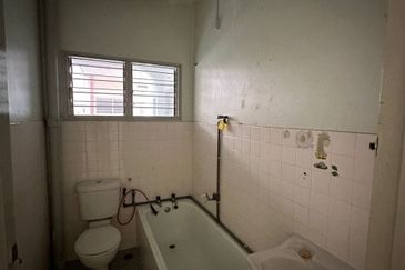 Ipoh garden south partial furnished single storey semi-d house for rent