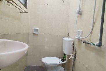 Ipoh garden east partial furnished double storey house for rent