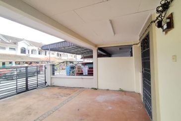 Ipoh garden east partial furnished double storey house for rent