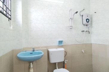 Ipoh garden east partial furnished double storey house for rent