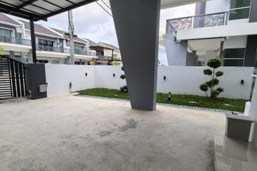 Ipoh lahat mossey hill  renovated double storey inter corner house for sale