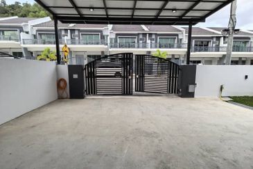Ipoh lahat mossey hill  renovated double storey inter corner house for sale
