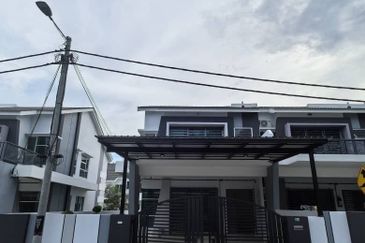 Ipoh lahat mossey hill  renovated double storey inter corner house for sale