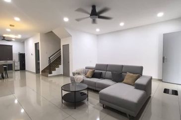 Ipoh lahat mossey hill  renovated double storey inter corner house for sale