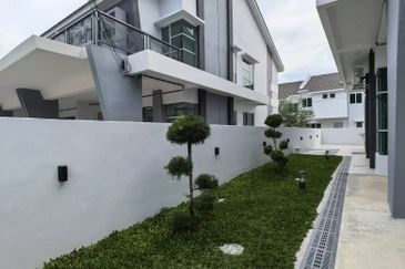 Ipoh lahat mossey hill  renovated double storey inter corner house for sale